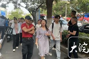 贝弗利：字母哥是我们的防守领袖 大家都会效仿他